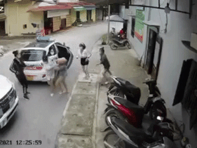 Bị nghi ngờ là 'tiểu tam', hai cô gái bị nhóm người lôi ra khỏi xe, đánh đấm túi bụi giữa đường