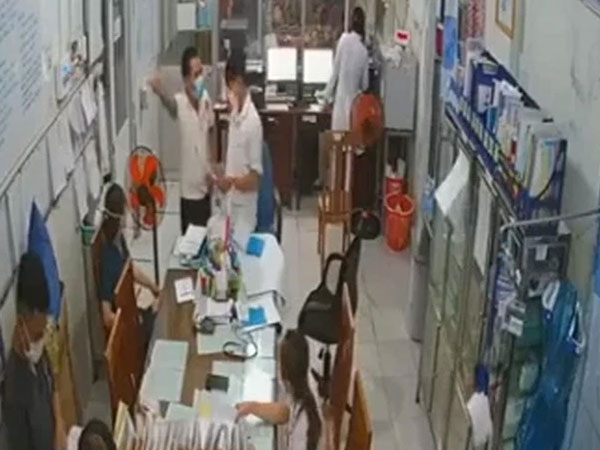 Người đàn ông vung tay tát mạnh vào mặt nhân viên y tế, khoảnh khắc bất ngờ khiến người chứng kiến vô cùng bàng hoàng