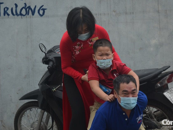 Ảnh: Ngày đầu trở lại trường của trẻ mầm non Hà Nội
