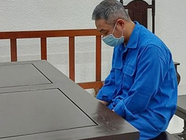 Người đàn ông chột bị đấm mù mắt sau lời khuyên 'uống đủ rồi thì về đi'