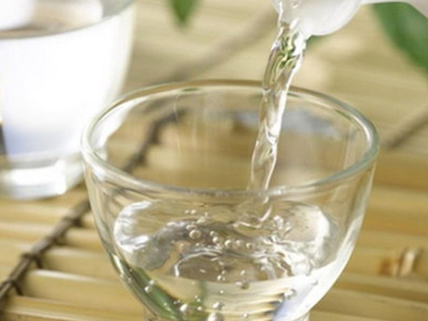 Bé 2 tuổi hôn mê, co giật sau khi uống một bát rượu