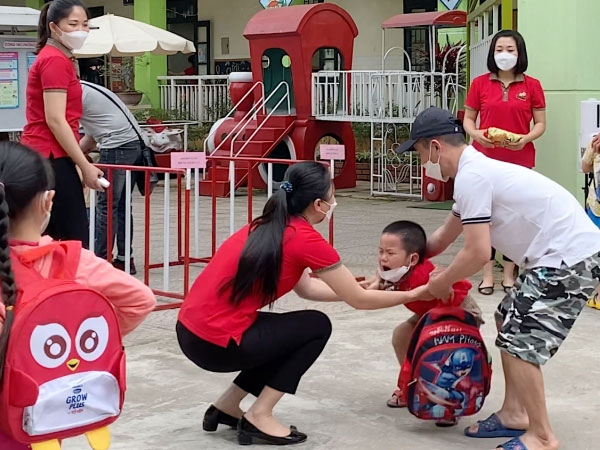 Nhiều phụ huynh 'chao đảo', giáo viên rơi nước mắt khi trẻ mầm non đến trường