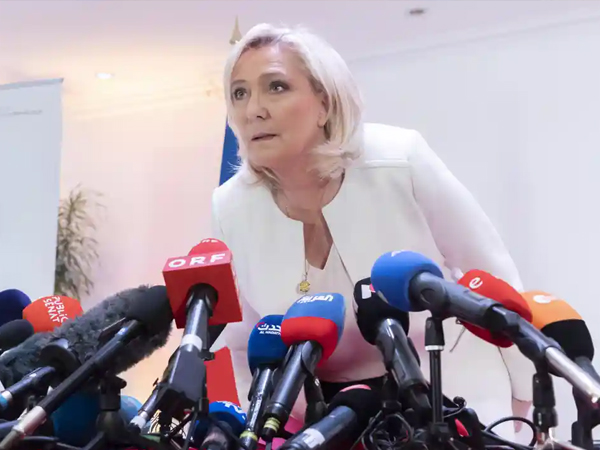 Ứng viên tổng thống Pháp Le Pen muốn rút Pháp ra khỏi bộ chỉ huy NATO