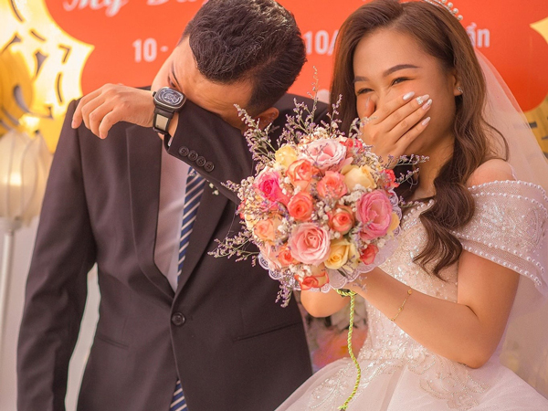 Đám cưới chú rể bật khóc nức nở, cô dâu cười như được mùa, những 'tấm chiếu cũ' vào an ủi: 'Mạnh mẽ cố hôm nay đi, mai muốn cũng chẳng có cửa nữa đâu!'