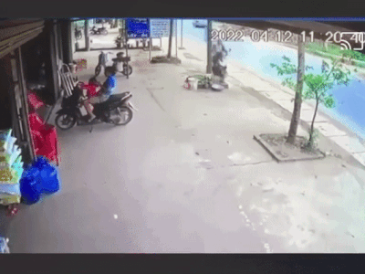Bàng hoàng khoảnh khắc nam thanh niên lái xe máy đâm gãy đôi cây xanh bên đường