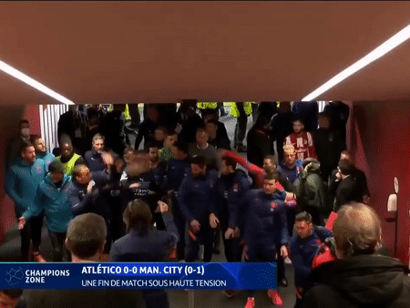 VIDEO: Grealish choảng nhau với Savic, Vrsaljko phun mưa vào đối thủ