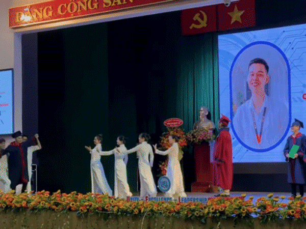 Nam sinh 'chơi lớn', thuê cả vũ đoàn hỗ trợ để xuất hiện ấn tượng trong lễ tốt nghiệp đại học