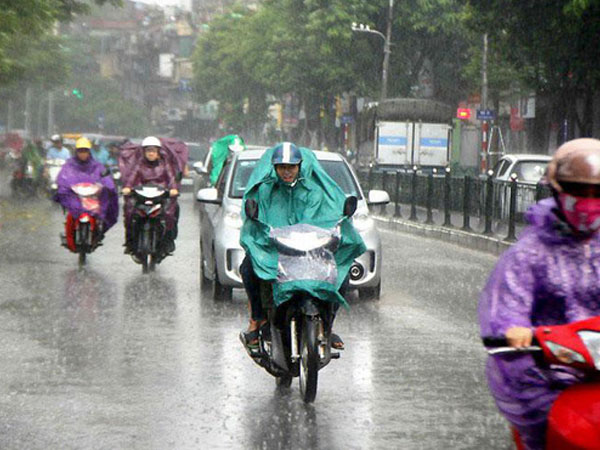Miền Bắc trời nắng trước đợt mưa dông kéo dài, miền Nam tăng mưa