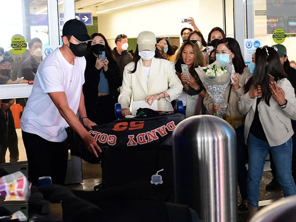 Truyền thông Hàn gay gắt lên án hành động quá khích của fan tại sân bay đối với Son Ye Jin và Hyun Bin, đến chính chủ cũng phải tỏ rõ thái độ