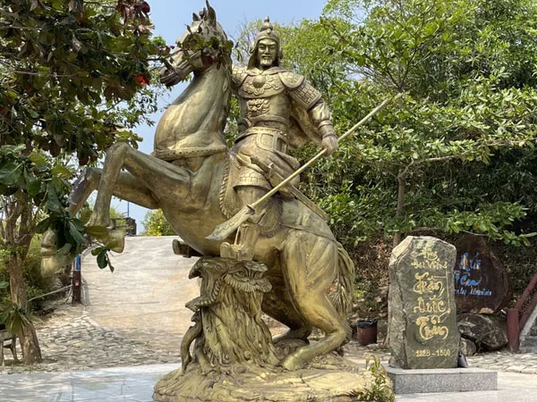 Xôn xao thông tin tượng Đức Thánh Trần Hưng Đạo trông giống tượng Quan Công