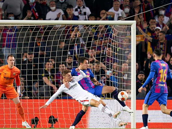 Barcelona thua trận, Xavi đổ lỗi do... nhiều fan Frankfurt vào sân