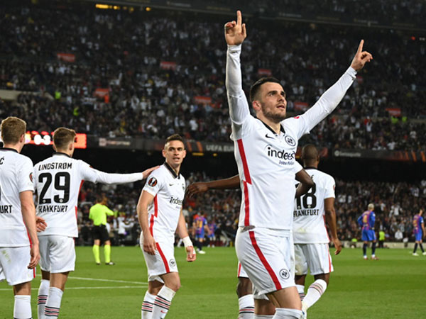 Đánh sập pháo đài Nou Camp, Frankfurt vượt mặt Barca vào bán kết