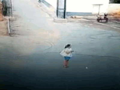 Clip: Mải nhìn điện thoại, cô gái bị ô tô đâm văng xa 20 mét
