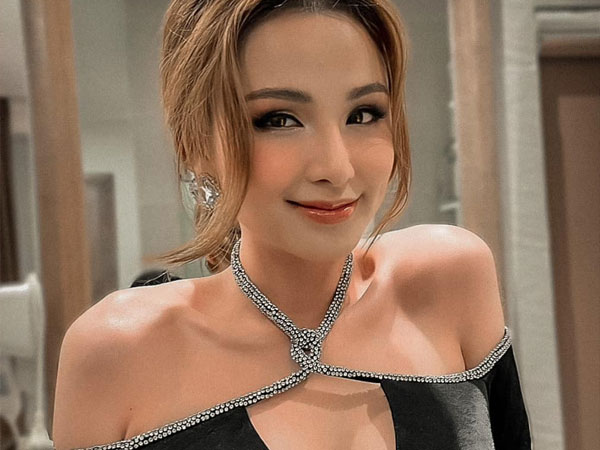 Thấy netizen thi nhau chia buồn cho các cặp đôi showbiz hậu tan vỡ, HH Diễm Hương: 'Sao chúng ta không gửi lời chúc mừng đến bạn bè người thân chúng ta vừa bước ra khỏi sự bế tắc'