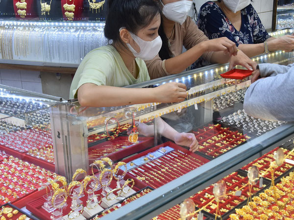Giá vàng hôm nay 15-4: Giảm trước sức ép của USD