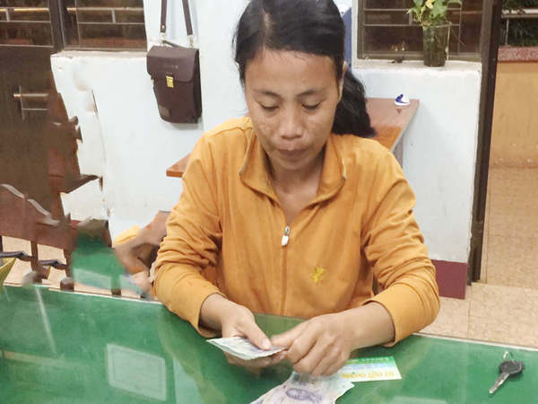 Nhặt được gần 18 triệu đồng, phụ nữ nghèo nhờ công an trả lại người đánh rơi