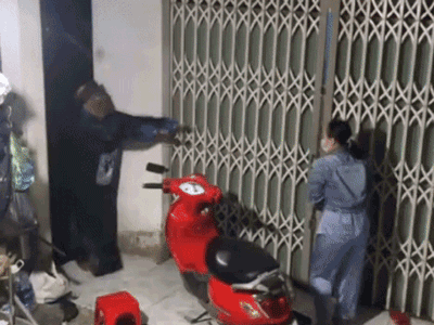 Bực vì bị bắt nạt suốt ngày, chồng mặc trang phục cương thi nhát ma vợ, tưởng hài hước nào ngờ bị dân mạng chỉ ra điểm nguy hiểm này