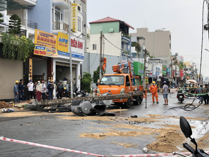 Cột điện đổ ra đường, phóng điện đùng đùng giữa phố Sài Gòn khiến nhiều người ớn lạnh