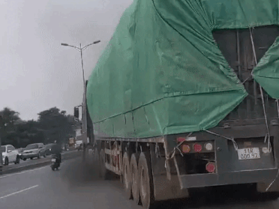 Rùng mình clip xe tải và ô tô lạng lách, chèn ép, rượt đuổi nhau như phim hành động trên cao tốc Hà Nội- Bắc Giang