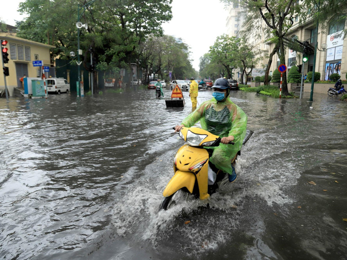 Mưa như trút sáng cuối tuần, người Hà Nội vật lộn trong 'biển nước'