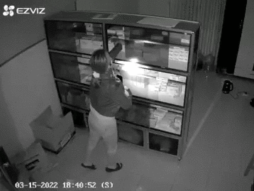 Nữ trạm trưởng lén lút mang thuốc ở trạm y tế mang đi bán, nhưng camera đã bóc trần tất cả