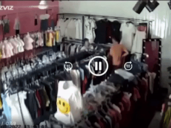 Clip: Gã đàn ông tấn công nữ chủ shop quần áo, tiếng kêu cứu 'chồng ơi' gây ám ảnh