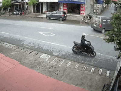 Phóng xe với 'tốc độ bàn thờ', 2 thanh niên cắm đầu vào đuôi ô tô khiến người xem không khỏi thót tim