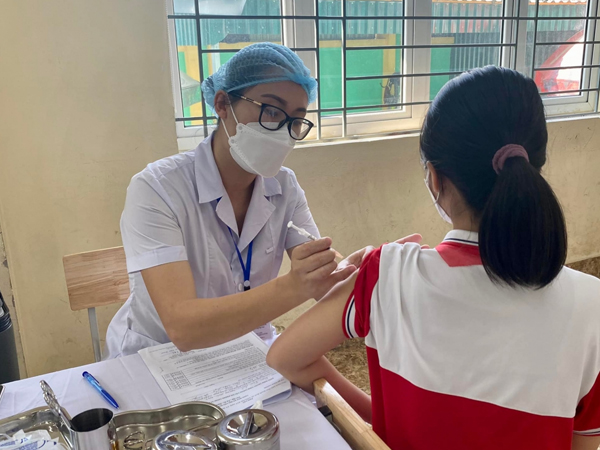 Có nên cho trẻ dùng thuốc giảm đau trước khi tiêm vaccine Covid-19?