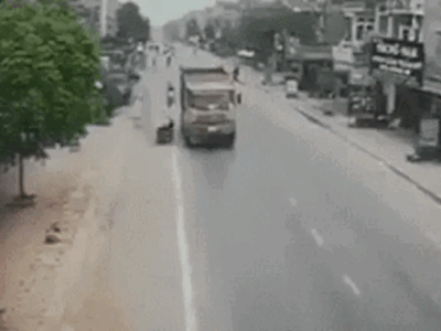 Ám ảnh clip nữ sinh 2k3 bất chợt ngã ra đường, bị xe ben cán ngang đầu tử vong thương tâm