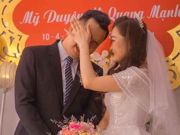 Lý do thực sự khiến chú rể khóc nức nở, cô dâu che miệng cười trong ngày cưới qua 'trần tình' của thợ chụp ảnh