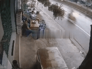 Clip: 3 người đàn ông mải buôn chuyện, vật đen sì từ xa lao rầm tới, tất cả bỏ chạy té khói
