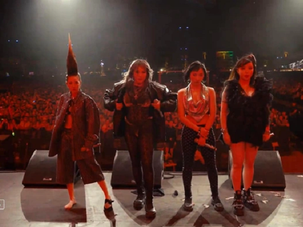 Nathan Lee, Tóc Tiên 'khóc ngất' vỡ òa trước màn tái hợp của 2NE1 trên sân khấu tại Coachella