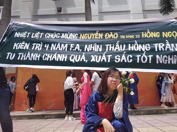 Nhìn thấy màn chúc mừng tốt nghiệp có 1-0-2, nữ sinh bày ra gương mặt '3 phần bất lực, 7 phần cam chịu' khiến cư dân mạng 'không thể nhịn cười'