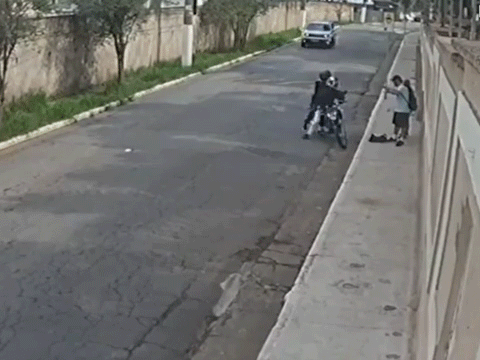 Hai tên cướp bị người đi đường tông xe suýt mất mạng, nhưng hành động của nạn nhân mới khiến người xem thất vọng