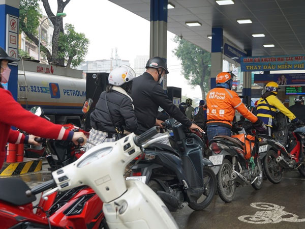 Giá xăng dầu 'hạ nhiệt', giá thực phẩm, cước vận tải vẫn 'nóng rẫy'
