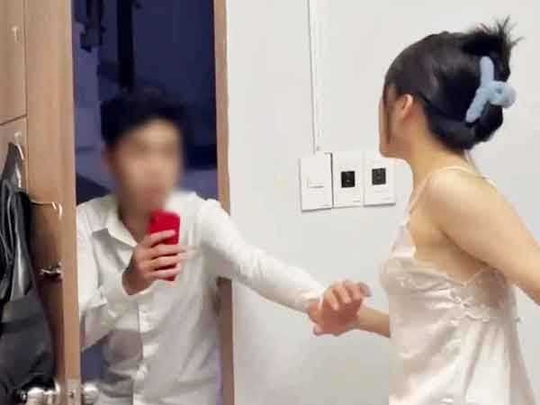 Đi chơi về khuya, chàng trai bị bạn gái ăn mặc sexy chào đón bằng 'liên hoàn vả' nhưng đối tượng chiếm spotlight lại là nhân chứng ngồi trong góc nhà này