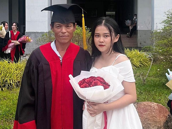 Khoảnh khắc nữ sinh khoác áo cử nhân cho người cha thợ hồ gây xúc động