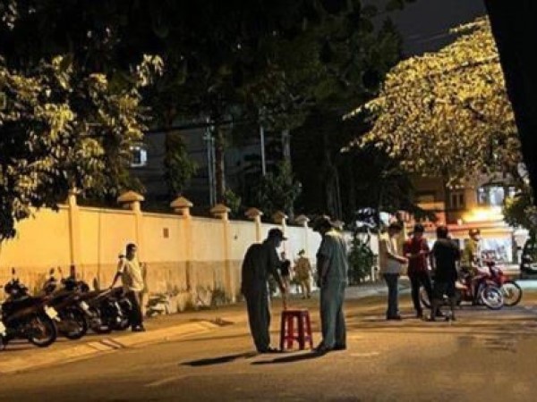 Truy tìm thanh niên đến nhà chơi, đâm chết bạn rồi bỏ trốn ở TP HCM