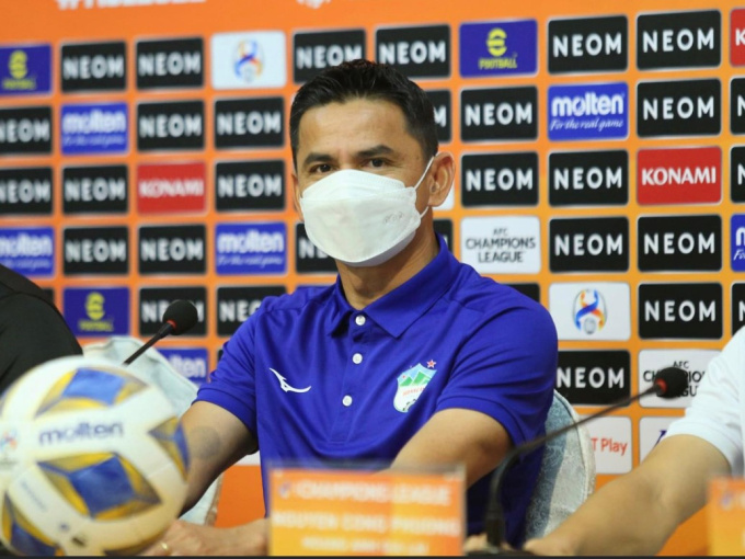 HLV Kiatisuk: 'HAGL muốn có điểm, nhưng bầu Đức yêu cầu phải đá đẹp, cống hiến cho khán giả'