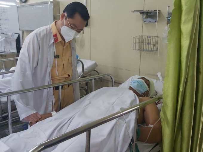 Tạm giữ nam thanh niên lái xe máy tông Thiếu tá CSGT chấn thương