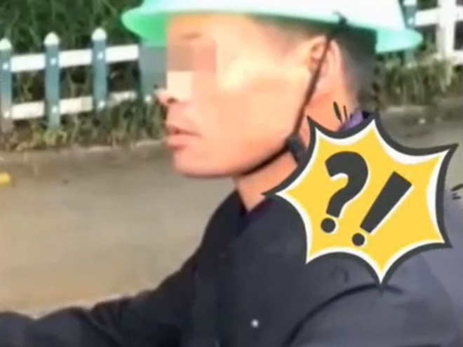 Đang phóng xe mới phát hiện quên đội mũ bảo hiểm, người bán cá xài 'chiêu độc' để qua mặt cảnh sát khiến ai nấy 'cười xỉu'
