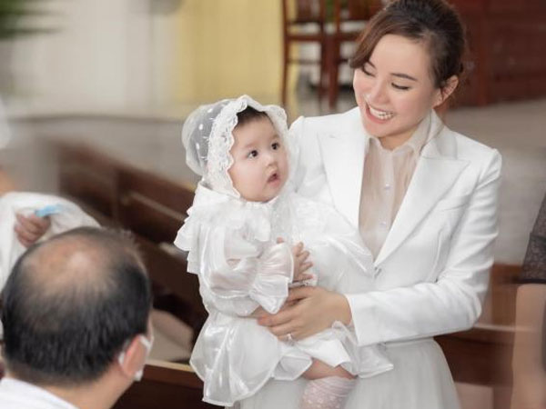 Vy Oanh chia sẻ hình ảnh làm lễ rửa tội cho con gái út, vẻ bụ bẫm đáng yêu của nhóc tì chiếm trọn tình cảm của người hâm mộ