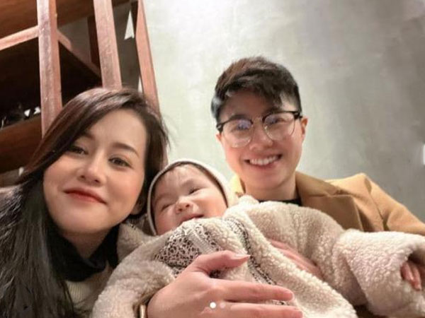 Đăng ảnh hai mẹ con ôm nhau ngủ, người yêu đồng tính của An Nguy 'trách yêu' khi bị cho ra rìa: 'Sáng về nhìn cảnh này biết luôn'