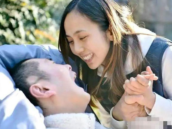 Cô gái bán nhà, chăm sóc bạn trai sống thực vật suốt 5 năm