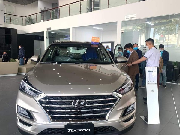 Khổ như khách Việt, chấp nhận mua xe 'bia kèm lạc' vẫn bị 'hành'