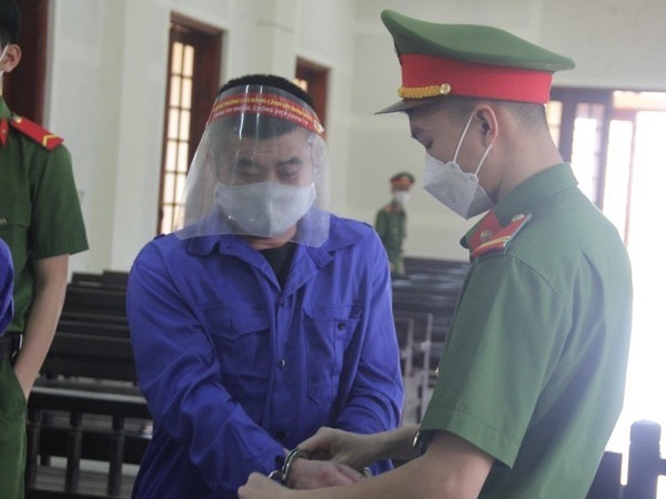Hối hận muộn màng của người cha nhiều lần lầm lỡ hội ngộ con trai trong tù