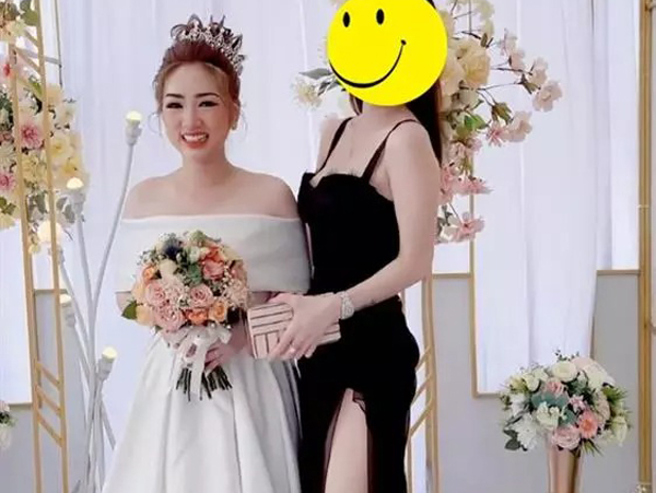 Khách khứa lên đồ thế này thì ai mới là cô dâu cơ chứ?