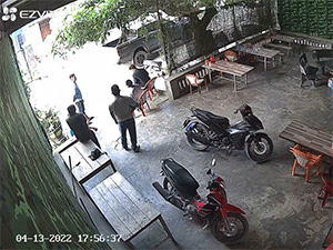 Người đàn ông bị đánh ngất ngay cửa nhà, nghi do bị giang hồ hành hung vì đất đai