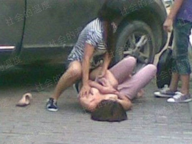 Bà mẹ lôi con gái đánh ghen giữa đường, dân mạng quay sang chỉ trích: 'Giỏi thì về giải quyết với chồng'