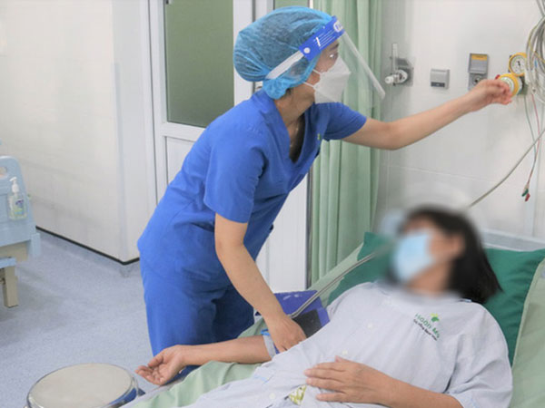 Dùng mỹ phẩm làm trắng mua trên mạng, một phụ nữ bị sốc phản vệ sau 5 phút